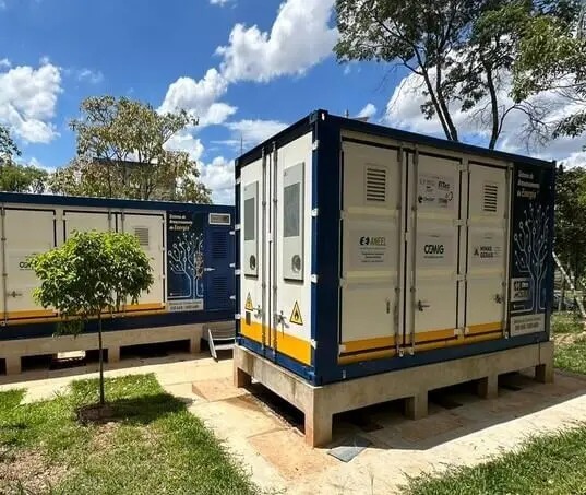 Contêineres do sistema Moura BESS instalados no campus da UFMG