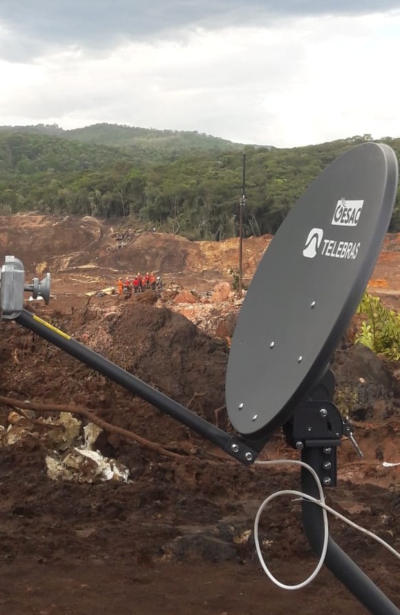 Antena da Telebras para internet via satélite instalada na área atingida em Brumadinho