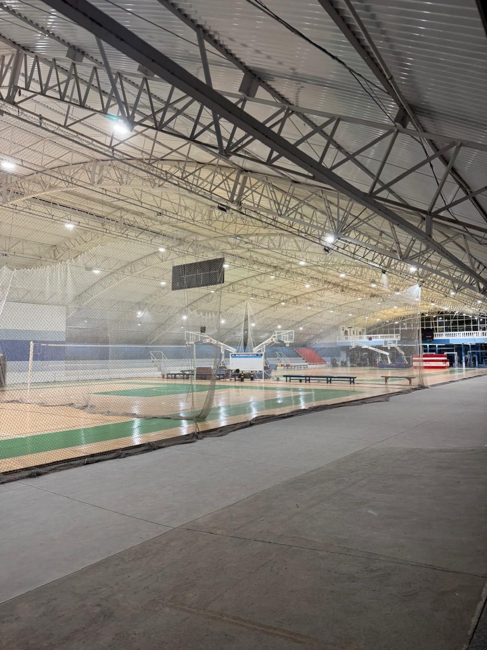 Ginásio da EPCAR com quadras e iluminação após a reforma