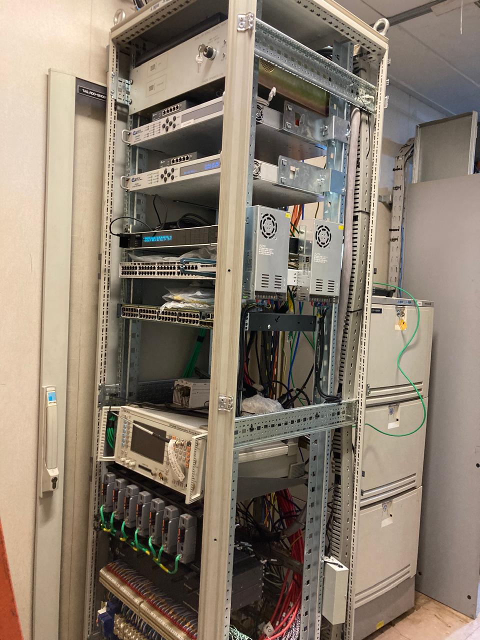 Rack de telecomunicações com switches, fontes e equipamentos de comunicação